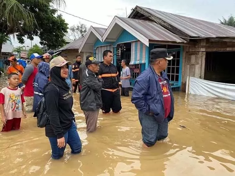 TINJAU LOKASI BANJIR: Walikota Banjarbaru Nadjmi Adhani saat meninjau lokasi banjir di Kelurahan Kemuning, kemarin pagi. | FOTO: HUMAS PEMKO BANJARBARU