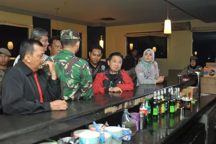 DI MEJA BAR: Wali Kota Banjarmasin Ibnu Sina saat menyidak tempat hiburan malam di Banjarmasin, beberapa waktu lalu. | FOTO: SYARAFUDDIN/RADAR BANJARMASIN