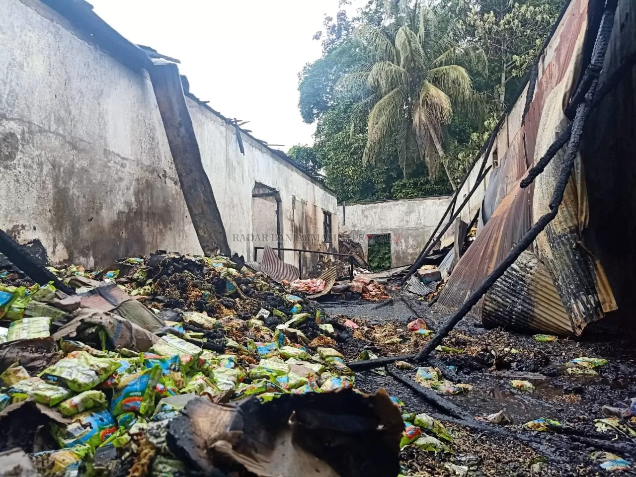 SISA TERBAKAR: Tumpukan mie instan masih berada didalam gudang yang terbakar di Kelurahan Kupang Kecamatan Tapin Utara.  |  Foto:Rasidi Fadli/Radar Banjarmasin