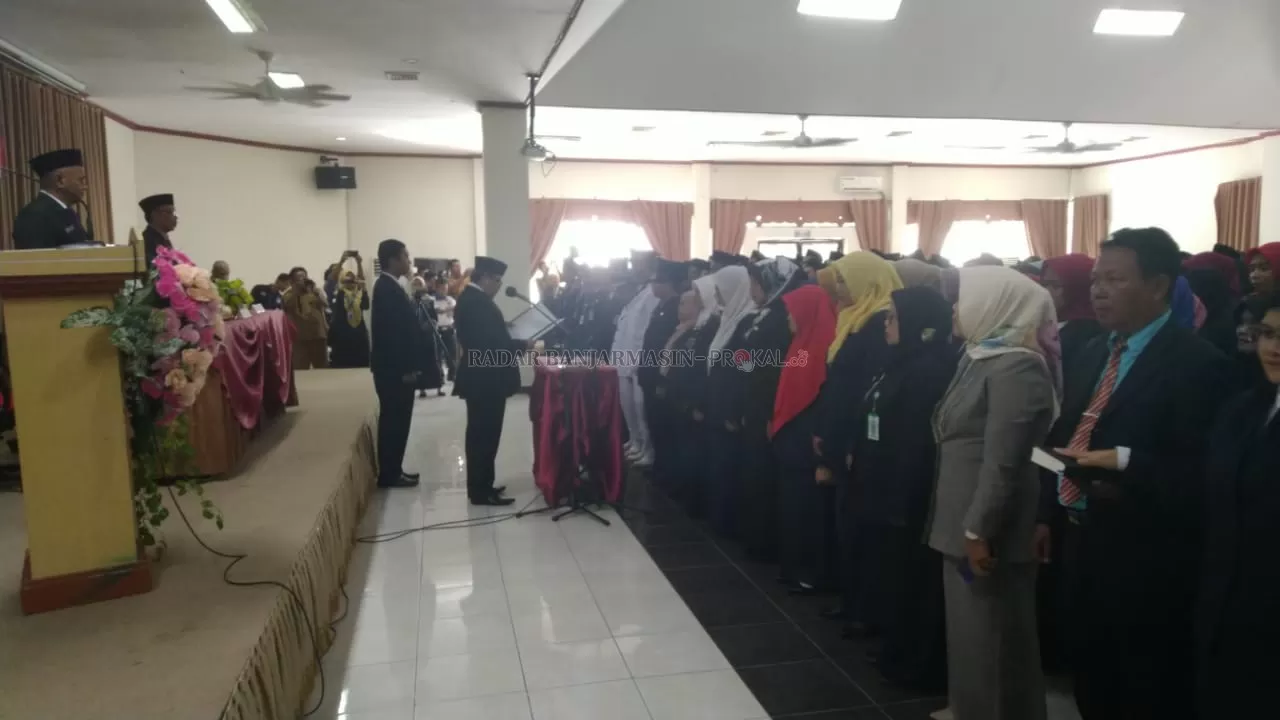 PELANTIKAN : Bupati Balangan Ansharuddin (kiri) saat melantik pejabat eselon IV, III dan pengawas serta kepala sekolah lingkup Pemkab Balangan. | FOTO: WAHYUDI/RADAR BANJARMASIN.