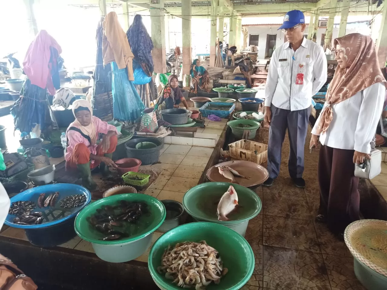 PANTAU: Satu persatu penjual ikan di pasar Keraton Rantau, didatangi Kepala Dinas Perikanan Tapin, Parianata, beserta jajarannya.