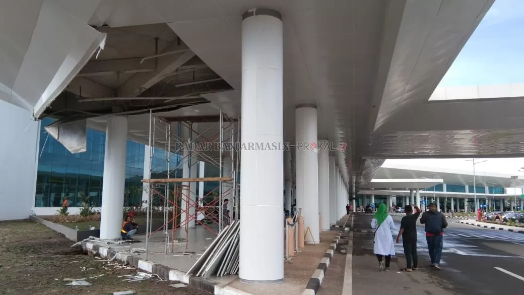 PERBAIKAN:  Para pekerja saat memperbaiki plafon Bandara Internasional Syamsudin Noor, kemarin. Sebelumnya, plafon tepat di ujung selasar terminal keberangkatan penumpang ini robek hingga 15 meter persegi, usai diterjang hujan deras Minggu (29/12) lalu. | FOTO: SUTRISNO/RADAR BANJARMASIN