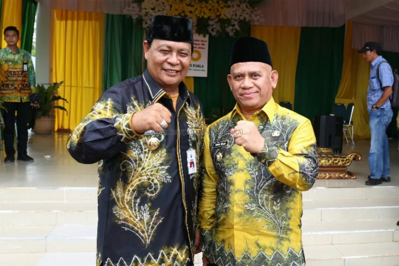 AKRAB: Bupati HSU H Abdul Wahid HK (kiri) bersama Gubernur Kalimantan Selatan H Sahbirin Noor saat foto bersama dengan senyum semangat usai acara HUT Batola ke-60 tahun Rabu (8/1).  | Foto: Pemkab HSU untuk Radar Banjarmasin