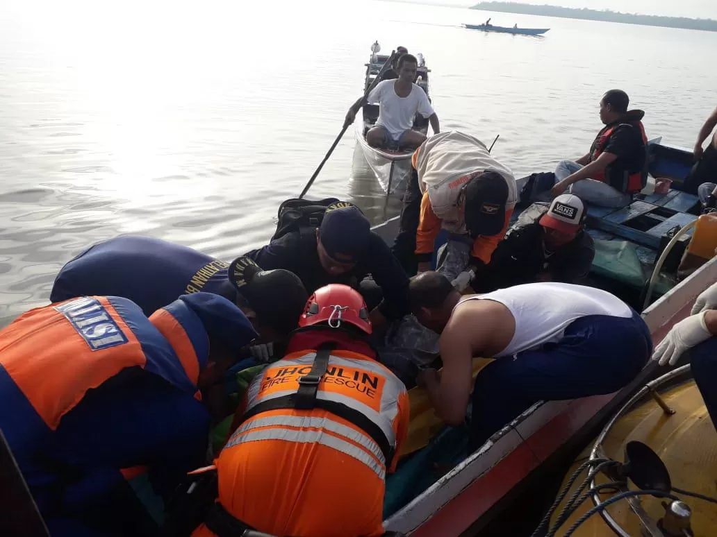 EVAKUASI : Petugas melakukan proses evakuasi jasad Abdul Rasyid yang tenggelam di perairan Pulau Burung Kecamatan Simpang Empat Kabupaten Tanbu, Kamis (9/1) kemarin. (Foto Kabag Ops For Radar Banjarmasin).