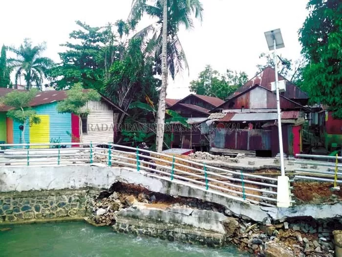 DAMPAK LUAPAN: Siring di Sungai Kemuning Banjarbaru di dekat Menara Pandang Km 33 Loktabat jebol lantaran dihantam oleh luapan air sungai yang deras disertai debit tinggi pada Kamis (9/1) petang.