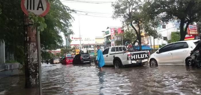 SALAHKAN DRAINASE: Luapan air yang menggenangi Jl A Yani Banjarbaru dinilai diakibatkan saluran drainase.