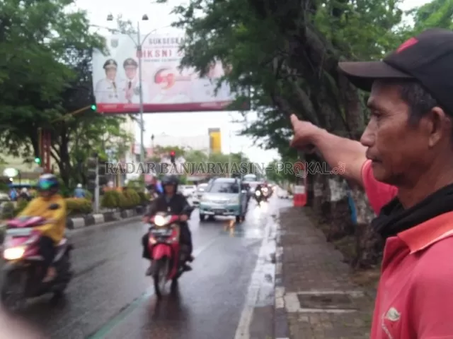 DICURI: Baliho yang membentang di tengah Jalan S Parman ini menjadi sasaran kejahatan Suriadi. | Foto: Maulana/Radar Banjarmasin