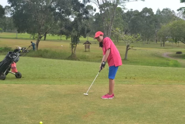LATIHAN: Golfer junior Nurul Qomariah sedang berlatih di Padang Golf Swargaloka, beberapa waktu lalu.