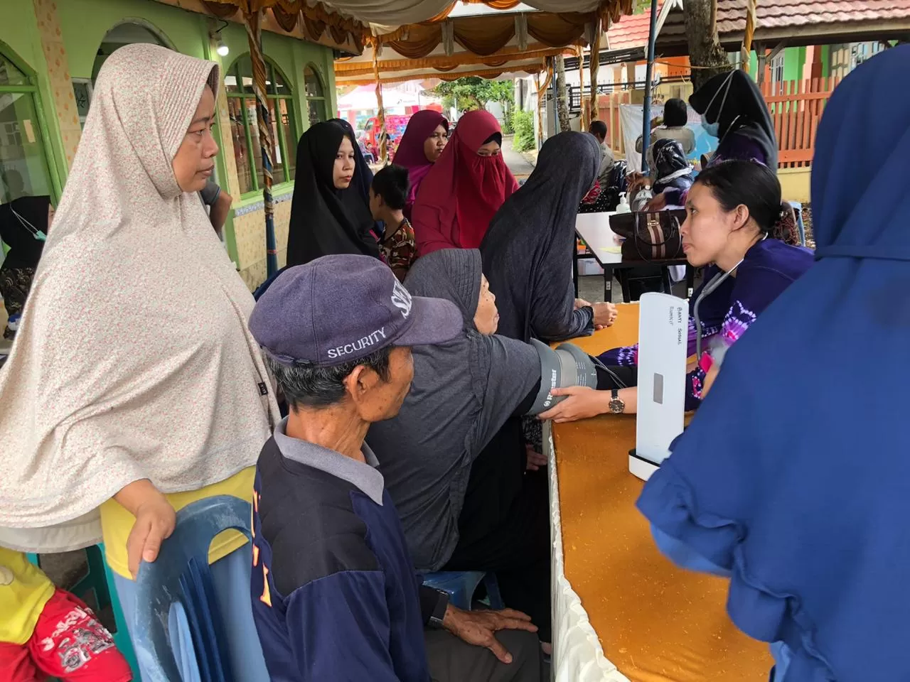 Polda Kalsel melalui Bidang Dokkes menggelar pengobatan gratis di Jalan AMD Permai Alalak Utara Banjarmasin Utara. Lokasinya di Masjid Al Amin, Jumat (10/1).