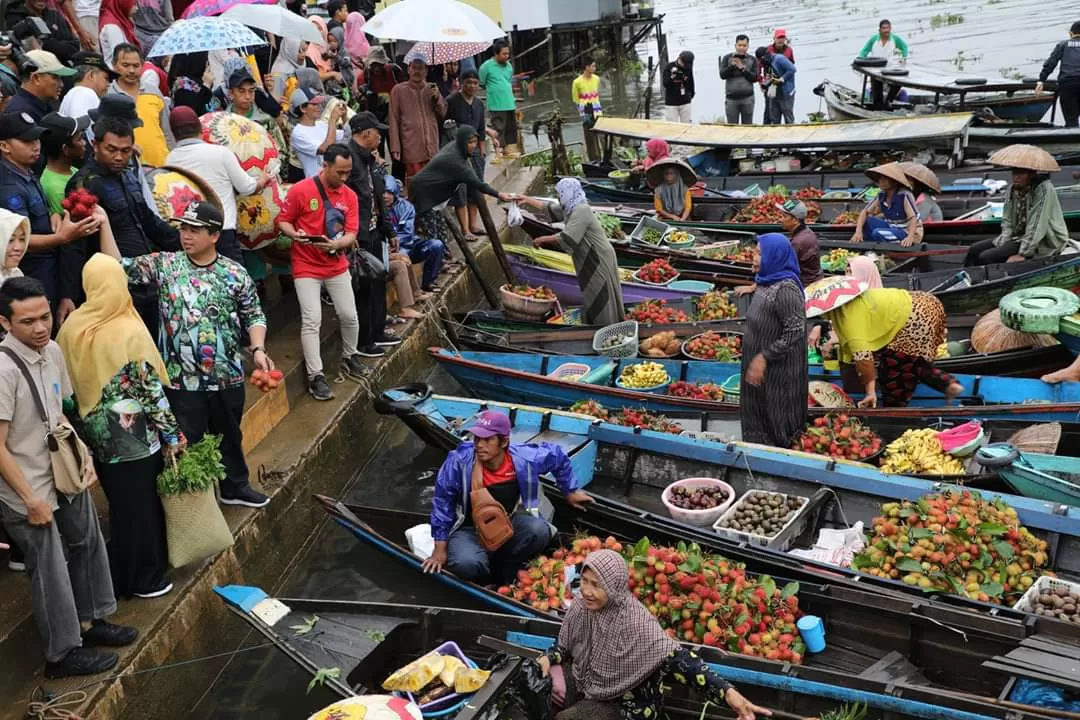 Setelah sekian lama Pasar Terapung di muara Sungai Kuin mati suri, akhirnya pasar tradisional berusia empat abad itu bangkit kembali.