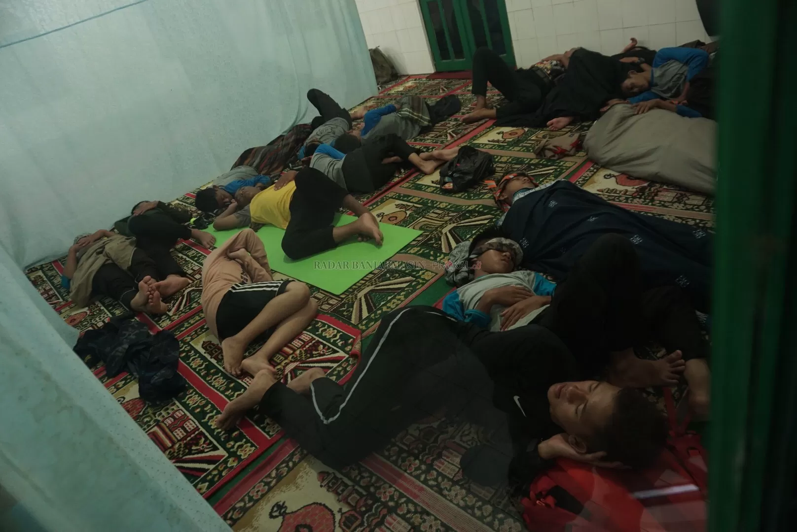LELAP: Sejumlah pelajar mengungsi ke Masjid Assyafa'ah, dan rumah warga di desa Bulayak, Kecamatan Hantakan.