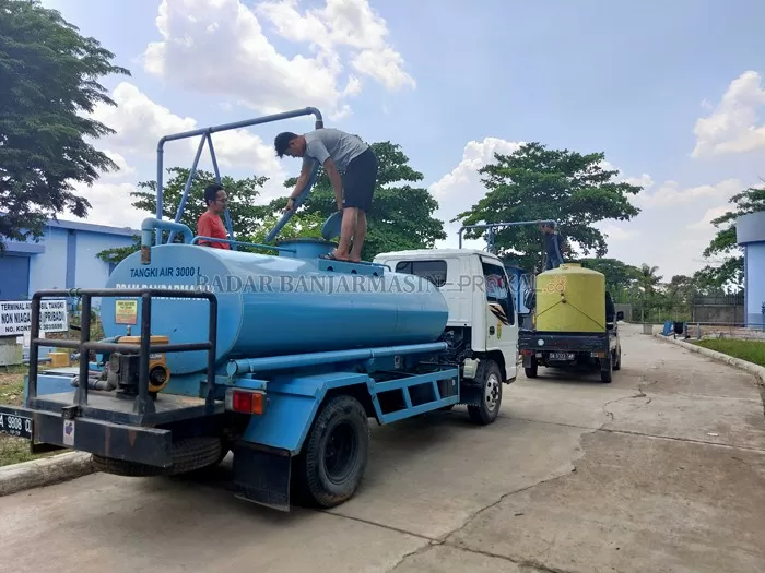 ARMADA TANGKI: Jika warga membutuhkan air leding secara mendesak, PDAM akan menyediakan pengiriman lewat armada tangkinya. | FOTO: NOORHIDAYAT/ RADAR BANJARMASIN