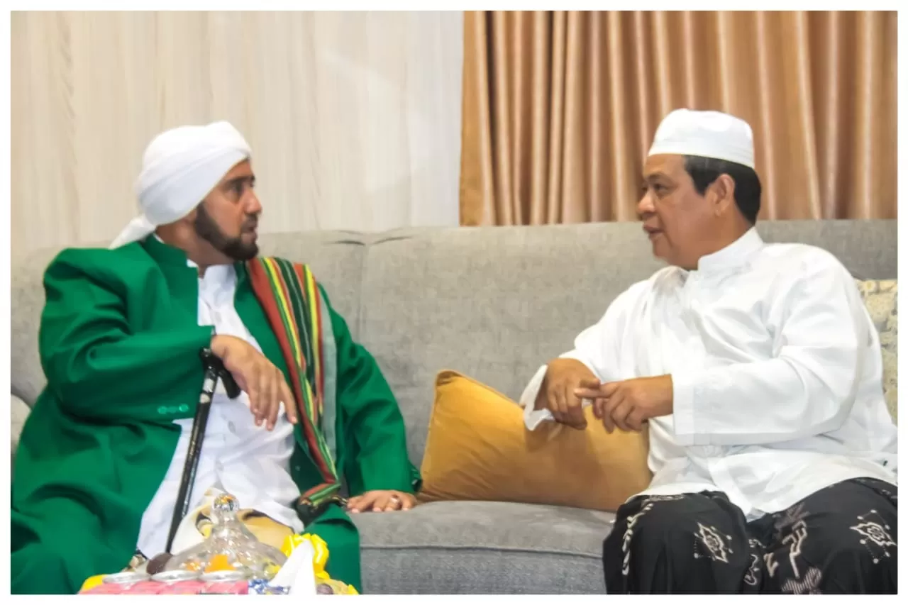 AKRAB: Gubernur Kalsel Sahbirin Noor bersama dengan  Habib Syech bin Abdul Qadir Assegaf  di Kiram Park,  Jumat (10/1//) malam. | FOTO:  HUMAS PEMPROV KALSEL FOR RADAR BANJARMASIN