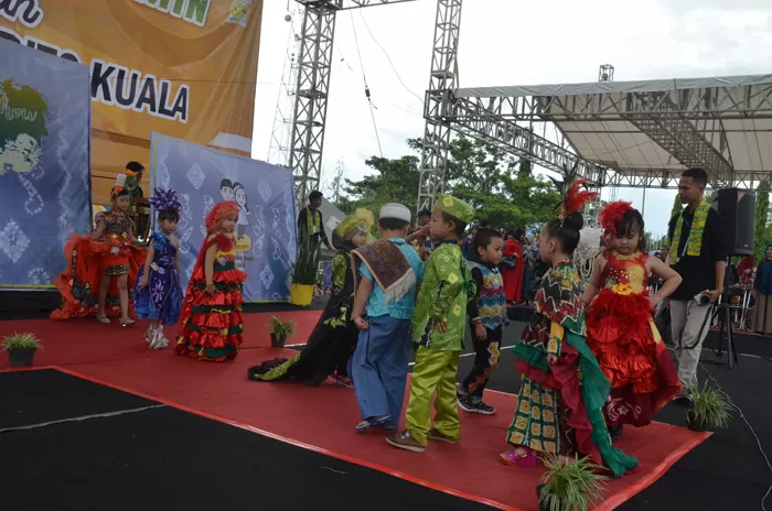 MENGASAH BAKAT : Peserta fashion show cilik berlenggang di atas karpet merah panggung Lapangan 5 Desember Marabahan.