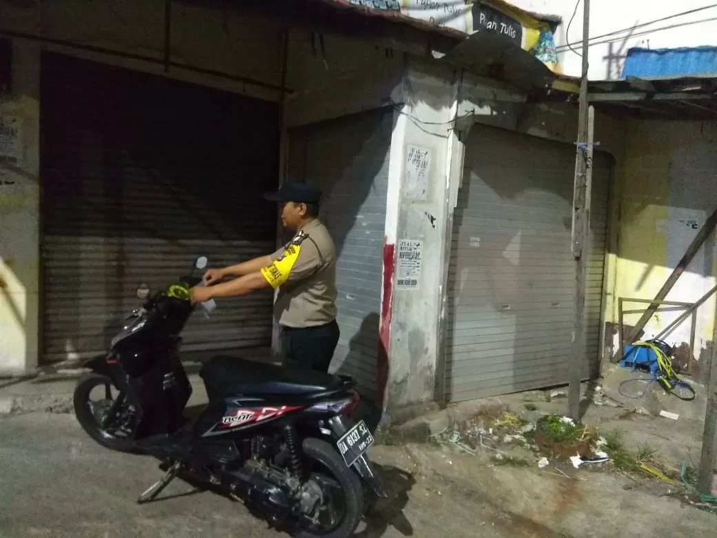 Bhabinkamtibmas Polsek Banjarmasin Tengah berpatroli di wilayah hukumnya, Sabtu (11/1) malam. Tujuannya, menekan angka pencurian sepeda motor.