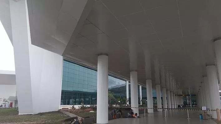 SUDAH RAPI: Kondisi plafon Bandara Internasional Syamsudin Noor, kemarin. Tampak kembali rapi usai dibuka dalam rangka mitigasi. | FOTO: SUTRISNO/RADAR BANJARMASIN