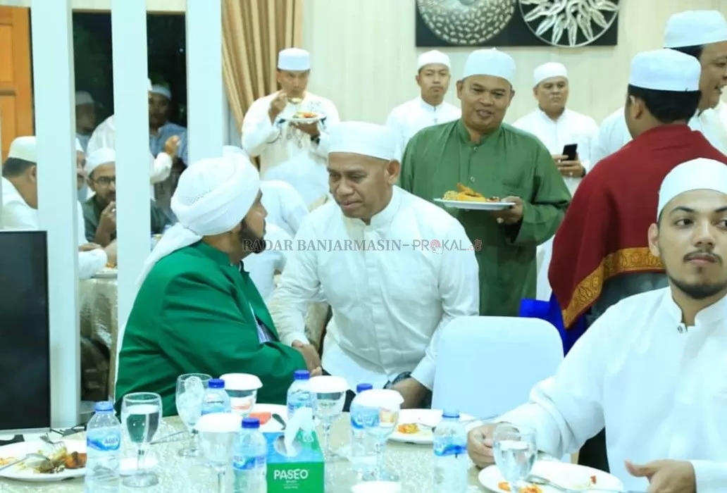 MEMULIAKAN ULAMA: Bupati H Abdul Wahid HK menyalami Habib Syekh bin Abdul Qodir Assegaf disela gelaran Kalsel Bersalawat di  Kiram Park Kabupaten Banjar.