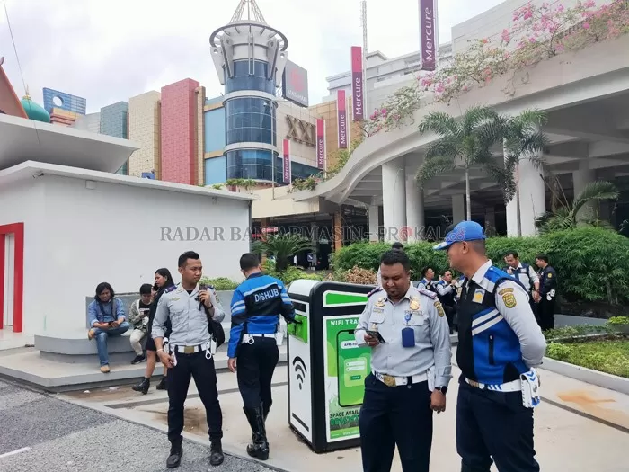 Petugas dari Dishub dan Satpol PP berjaga di depan pintu parkir Duta Mall beberapa waktu yang lalu