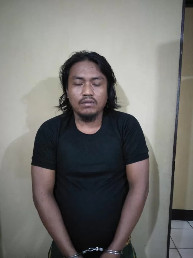 MALING GAGAL: Kacong ditangkap karena kepergok membobol pintu roling door ponsel di kawasaan Kuin Utara Banjarmasin.
