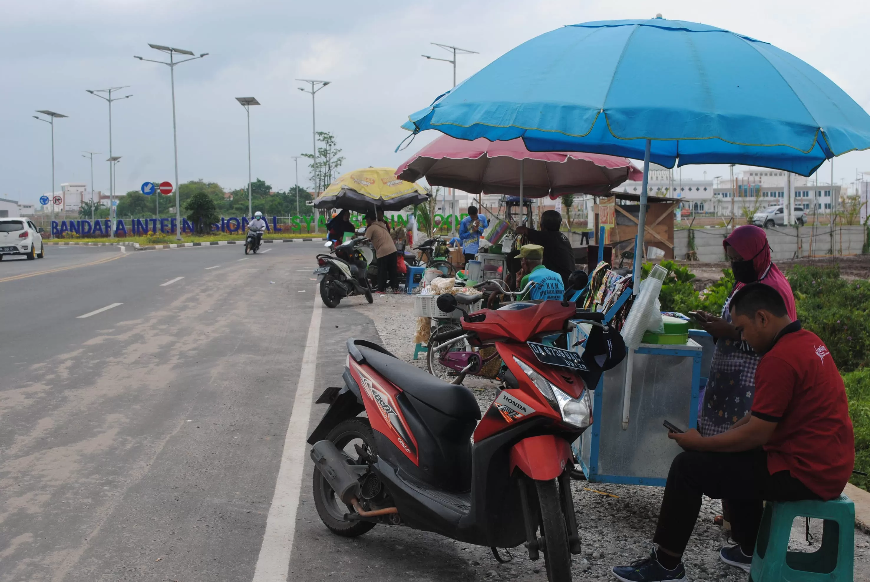 Pemerintah Kota Banjarbaru sempat dibuat cukup berang. Pasalnya, keberadaan PKL di akses utama dan dekat areal terminal baru bandara Internasional Syamsudin Noor Banjarmasin sukar diatasi.