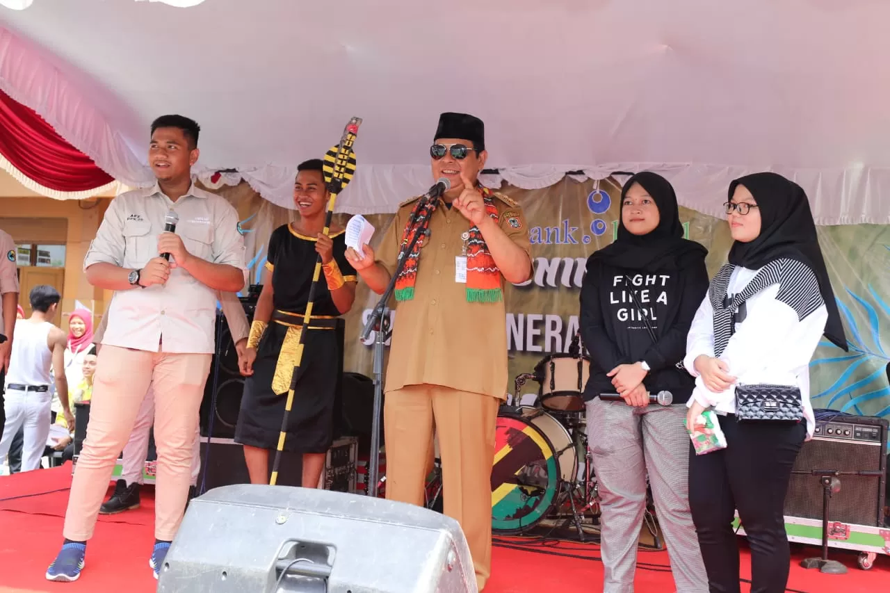 BERI KEJUTAN: Gubernur Kalsel Sahbirin Noor memberikan sambutan di acara HUT SMAN 1 Banjarmasin, kemarin. | FOTO: HUMAS PEMPROV KALSEL FOR RADAR BANJARMASIN