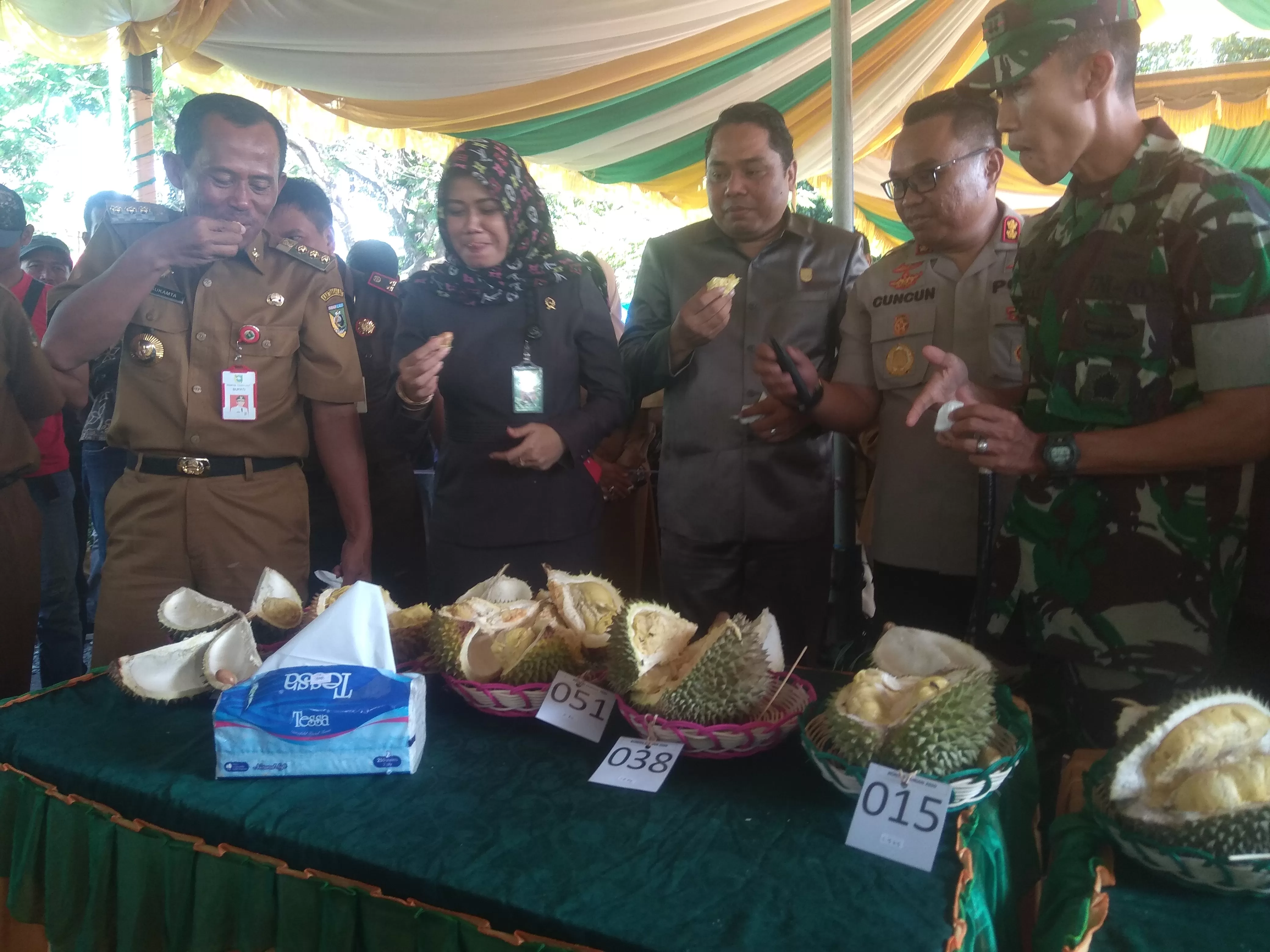 NYAMAN: Bupati Tala Sukamta bersama pimpinan Forkopimda Tala menikmati durian yang dinyatakan sebagai pemenang.