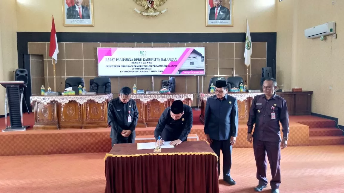 PARIPURNA : Ketua DPRD Balangan Ahsani Fauzan saat menandatangani kesepakatan bersama Propemperda Kabupaten Balangan tahun 2020. | Foto: Wahyudi/Radar Banjarmasin