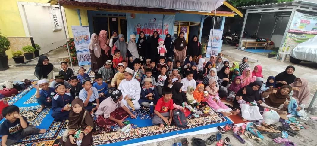 MENGHIBUR: Griya Dongeng bersama Bunda Enik di Griya Yatim & Dhuafa Mentaos Berbagi Banjarbaru, Ahad (12/1).