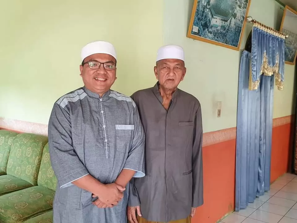 Foto bersama dengan KH Mochtar Ibnul Amin atau dikenal dengan sebutan Guru Pemangkih.