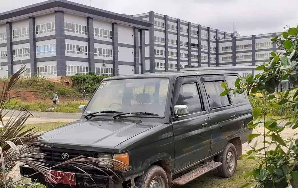 GRATIS: Salah satu mobil kijang berplat dinas menjadi angkutan gratis bagi masyarakat yang akan menuju rumah sakit Hadji Boejasin Saranghalang.