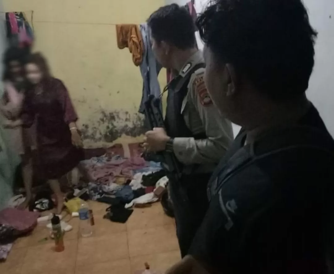 DITERTIBKAN: Aparat Polsek Banjarbaru Kota menggerebek belasan remaja pria dan wanita yang menggelar pesta miras di sebuah indekos di kawasan Loktabat Utara Banjarbaru usai dilaporkan warga sekitar. | Polsek Banjarbaru Kota for Radar Banjarmasin