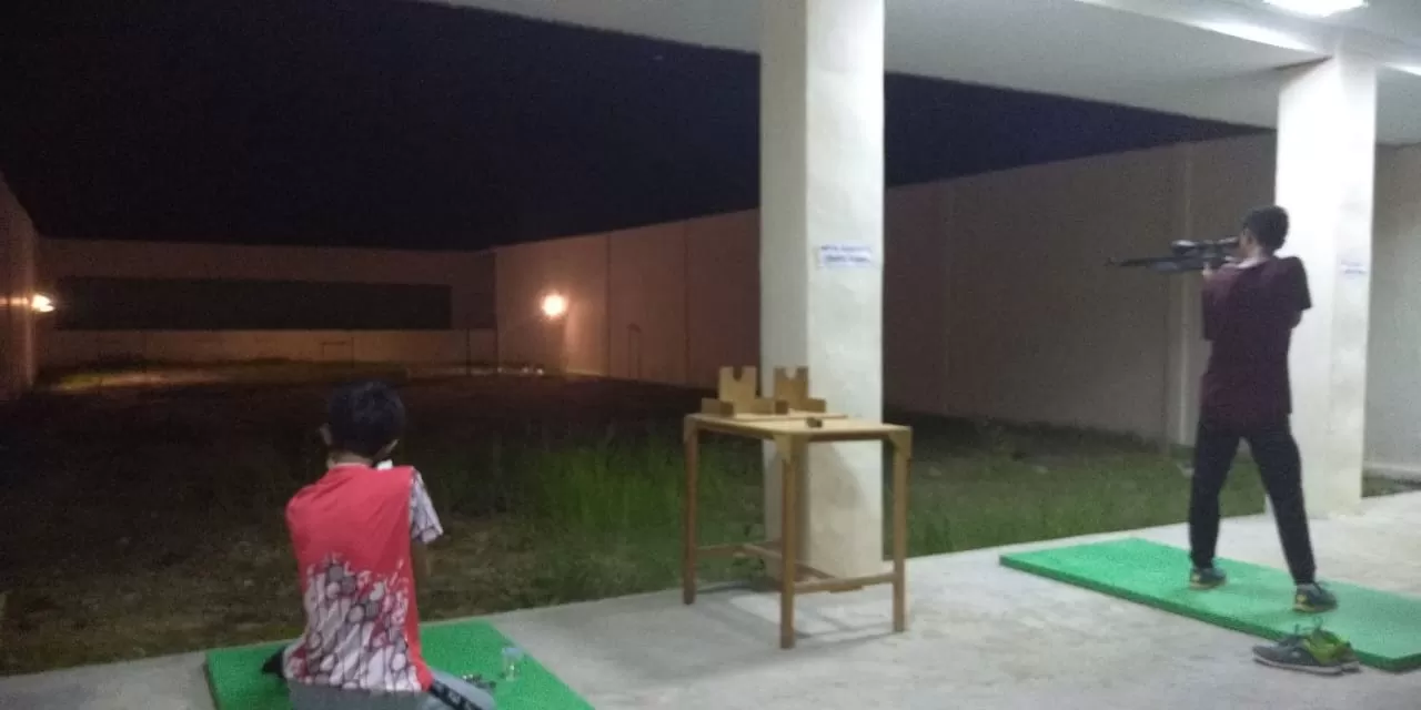 BIDIK TARGET: Meski hingga malam hari, atlet menembak HSU tetap semangat berlatih di Gedung Perbakin HSU yang berlokasi di GOR Karias, Amuntai. (Foto: Perbakin HSU untuk Radar Banjarmasin)