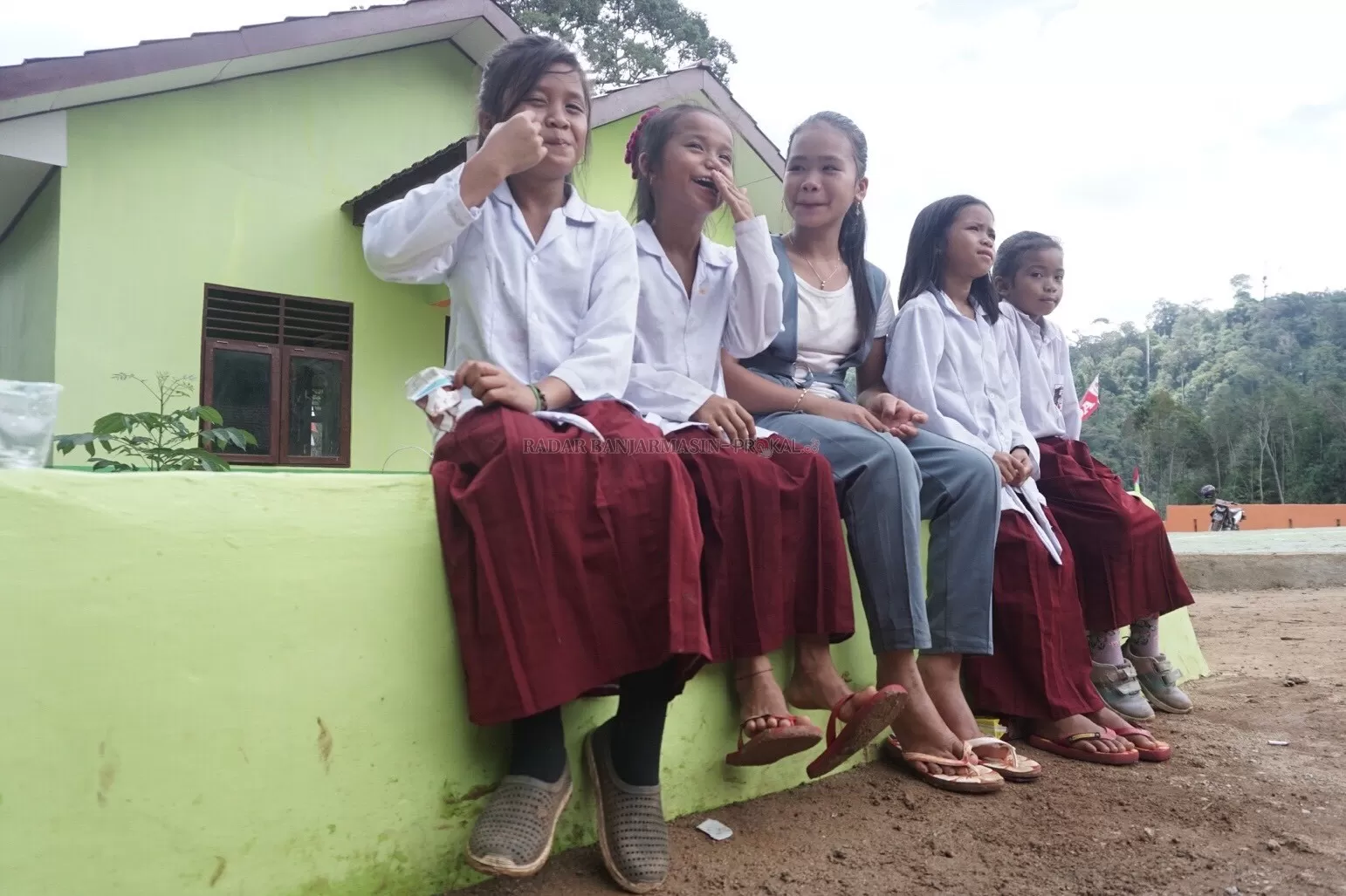 SEDERHANA: Murid SDN 4 Haruyan Dayak bersantai seusai mengikuti peresmian gedung sekolah yang menjadi tempat mereka belajar. | FOTO: WAHYU RAMADHAN/RADAR BANJARMASIN