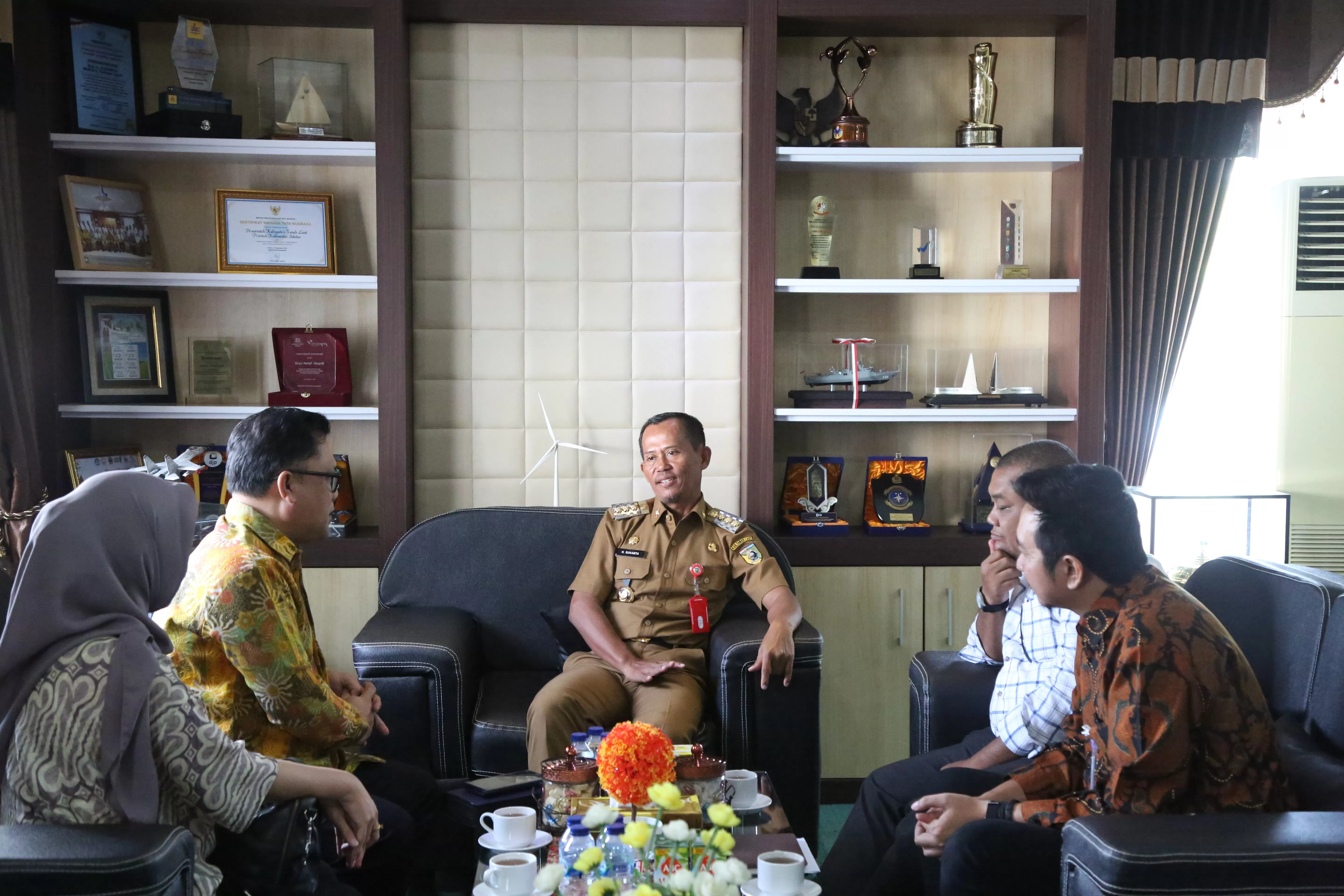 KERJA SAMA: Bupati Tala Sukamta berbincang santai dengan pihak Bank BTN tentang kerja sama pengadaan rumah bersubsidi.