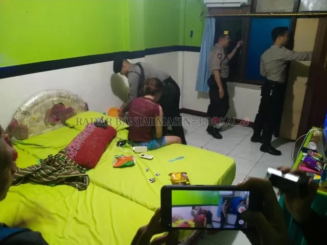 DIJARING: Tim Sabhara Polresta Banjarmasin memeriksa isi tas dan meminta kartu identitas pengunjung hotel. | Foto: Maulana/Radar Banjarmasin
