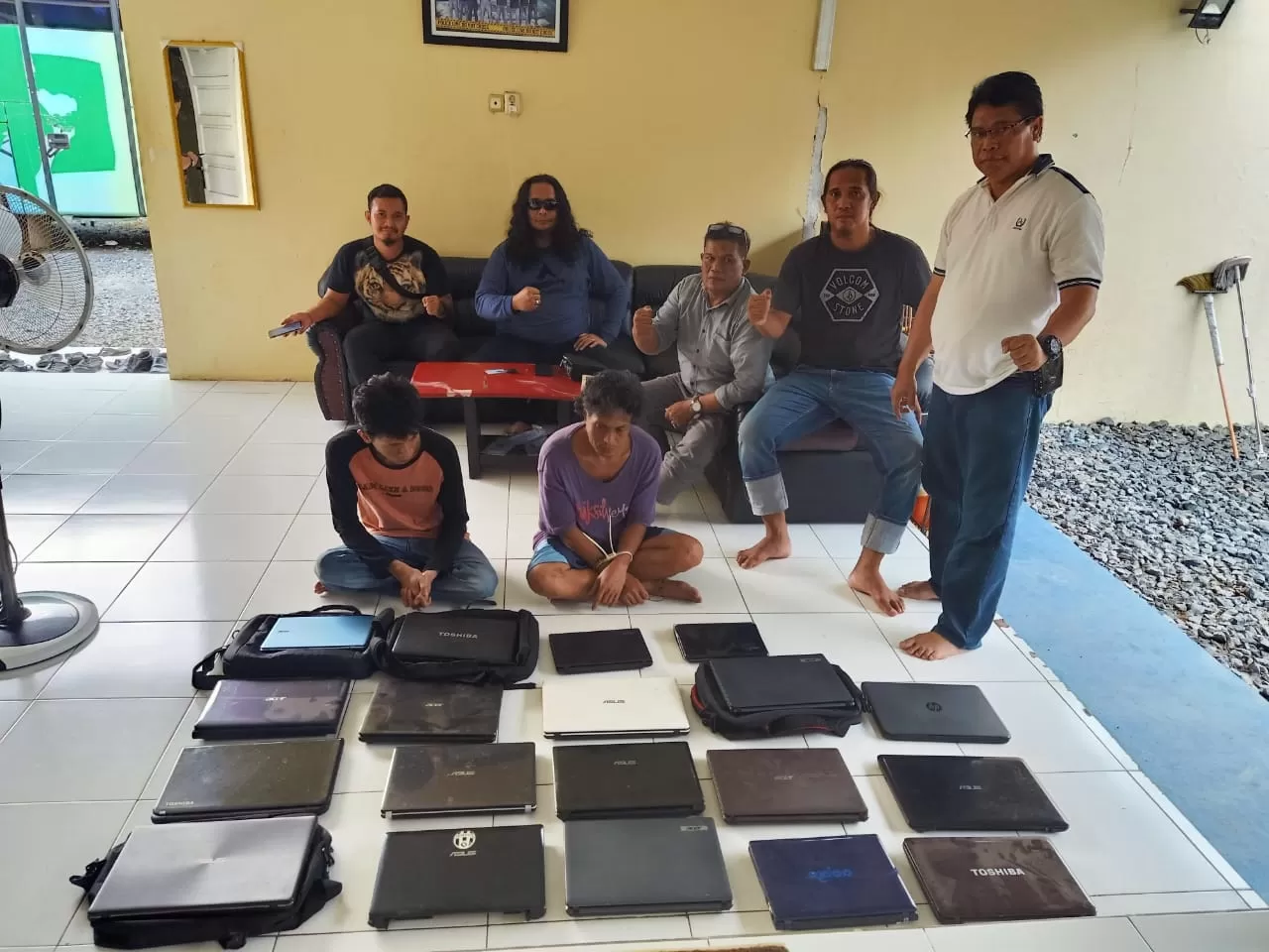 PULUHAN LAPTOP: Satuan Reskrim Polres Banjarbaru mengamankan dua tersangka pembobolan rumah lengkal beserta puluhan laptop hasil curian, Kamis (15/1). | Foto: Polres Banjarbaru for Radar Banjarmasin