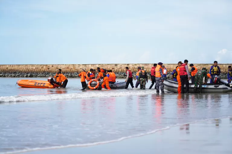 SIMULASI: Para peserta upacara apel siaga berencana melakukan simulasi penanganan bencana di tepi Pantai Pagatan dengan menggunakan 3 perahu karet. (Foto Diskominfo Tanbu For Radar Banjarmasin).