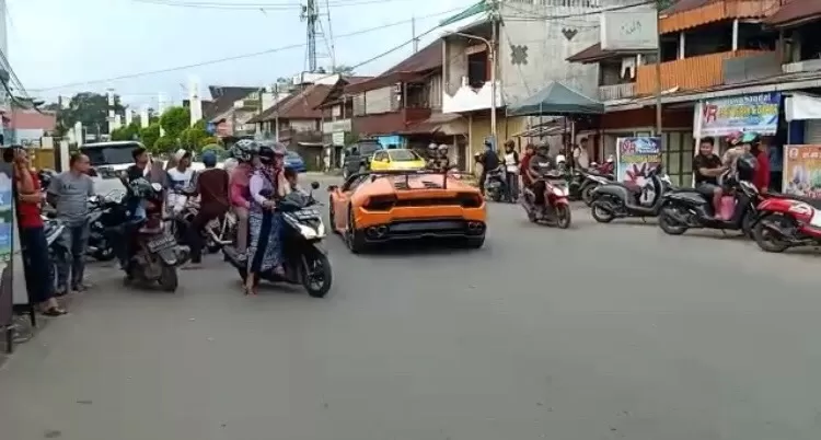 BIKIN HEBOH: Lamborghini Huracan di jalanan Barabai, Hulu Sungai Tengah.