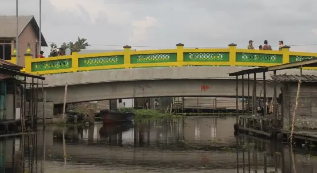 Pembangunan Jembatan Tatah Bangkal baru saja diselesaikan Dinas Pekerjaan Umum dan Penataan Ruang (PUPR) Banjarmasin. Jembatan seharga Rp8,3 miliar itu diresmikan, kemarin (16/1) sore.