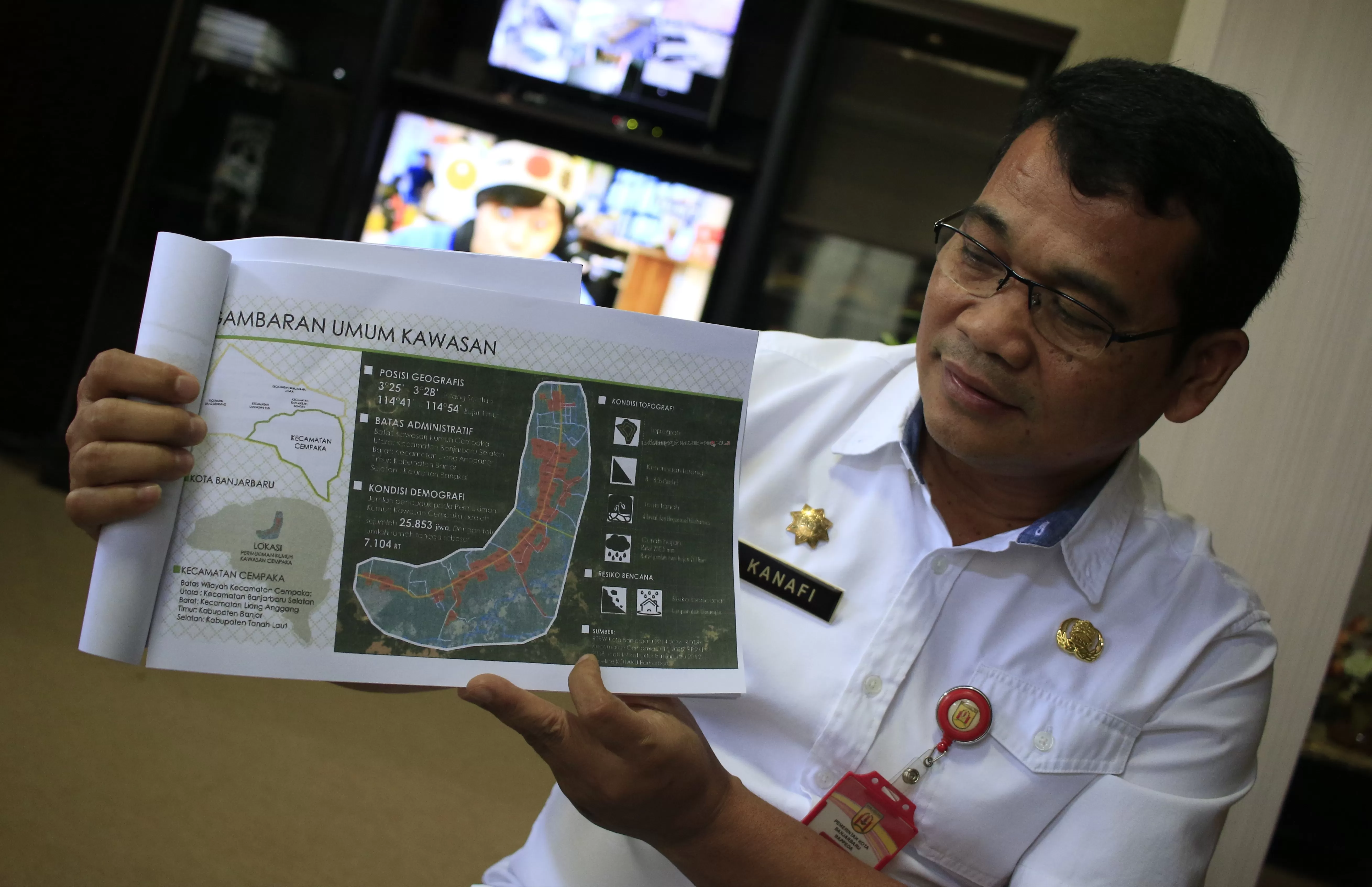 KONSEP KAWASAN: Kepala Bappeda Kota Banjarbaru, Kanafi memerlihatkan konsep kawasan di Cempaka untuk penanganan kawasan kumuh sekaligus pengendalian banjir. | Foto: Muhammad Rifani/Radar Banjarmasin