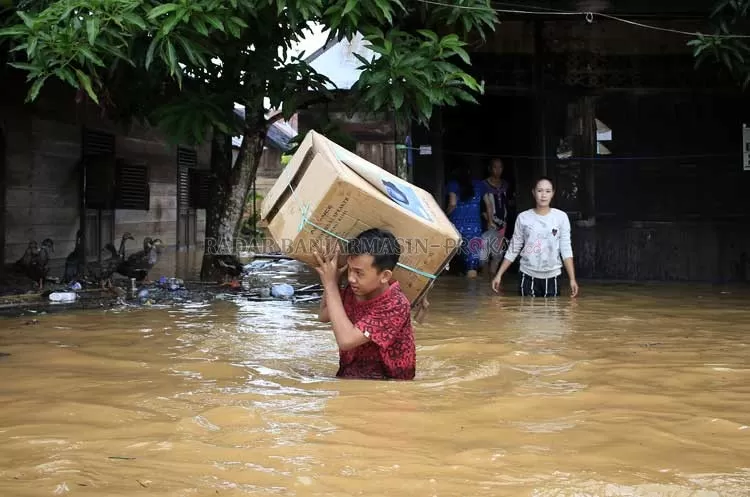 RAWAN BANJIR: Kejadian banjir di Cempaka awal-awal tahun lalu menjadi sorotan banyak pihaknya khususnya terkait upaya penanganan atau pengendaliannya. | Foto: Muhammad Rifani/Radar Banjarmasin