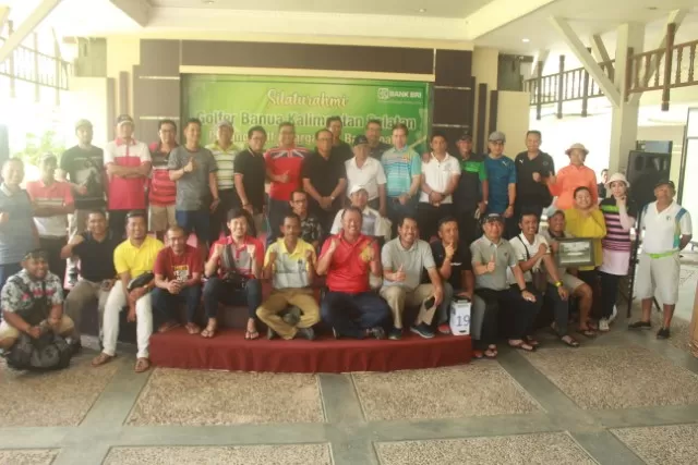 MERIAH: Panitia dan golfer berfoto bersama setelah pembagian hadiah dan lucky draw dalam turnamen Golf Fun Silaturahmi Golfer Banua Kalimantan Selatan di Swargaloka, Sabtu (18/1).