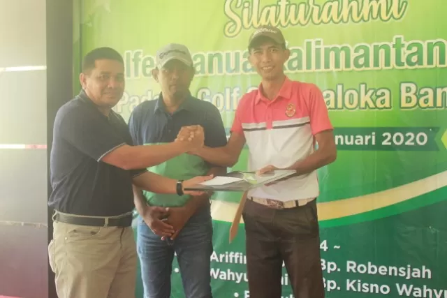 JUARA: Wendy Karyanto (kanan) ketika menerima piagam penghargaan atas gelas Best Nett I Flight A pada Turnamen Golf Fun Silaturahmi Golfer Banua Kalimantan Selatan, Sabtu (18/1) sore.