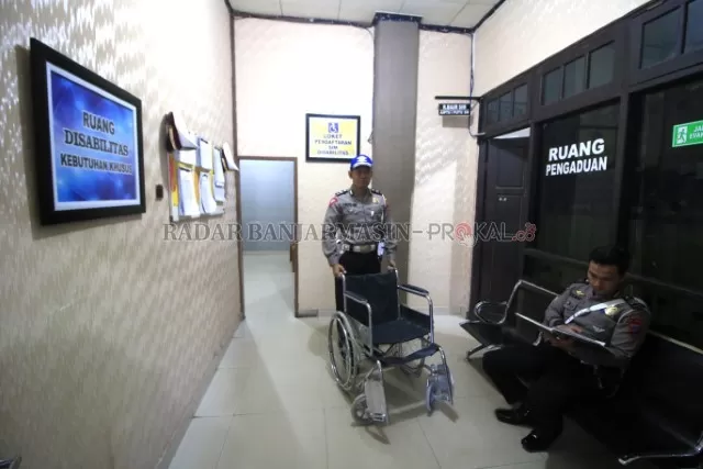 TANPA ANTRE: Pemohon SIM dari penyandang disabilitas ditempatkan di ruangan khusus ramah difabel yang disediakan kursi roda serta tanpa antrean ketika proses pembuatan SIM. | Foto: Muhammad Rifani/Radar Banjarmasin