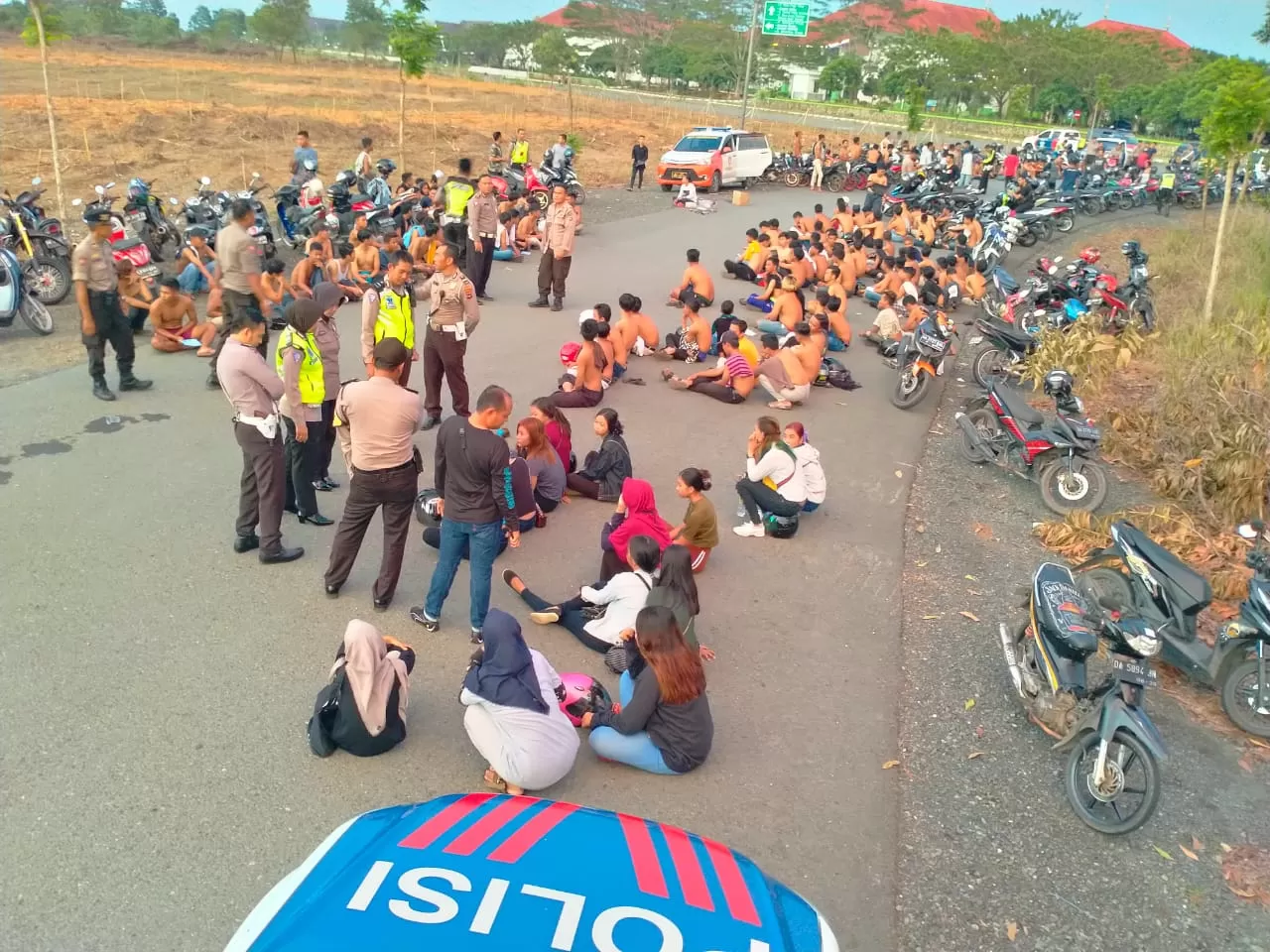 TERJARING: Ratusan remaja yang kerap melakukan aktivitas berbahaya yakni balapan liar di kawasan perkantoran Setdaprov Kalsel di Kota Banjarbaru ditertibkan pihak kepolisian. pada Jumat (17/1) petang. | Foto: Polres Banjarbaru for Radar]