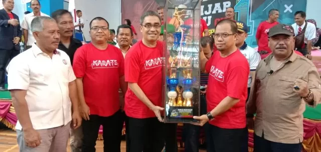AJANG TAHUNAN: Tropi bergilir Banjarbaru Cup diraih oleh tim Forki Kota Banjarbaru.