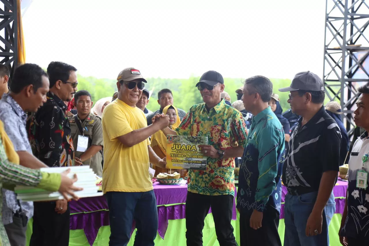 JUARA: Gubernur Kalsel Sahbirin Noor secara simbolik kepada Sekda Tala Dahnial Kifli atas prestasi menjadi juara pertama kontes durian unggul lokal di Kiram Park.