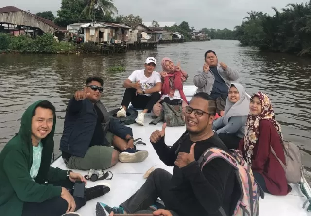 Berangkat dari siring Patung Bekantan, kemarin (19/1) pagi, sebanyak 40 anggota komunitas Youtuber Banjarmasin Borneo bikin kopi darat di Pulau Bakut.