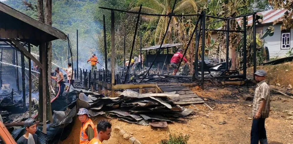 TERBAKAR : Kondisi rumah yang terbakar di Desa Lano, Kabupaten Tabalong. F| : BPBD Tabalong for Radar Banjarmasin.