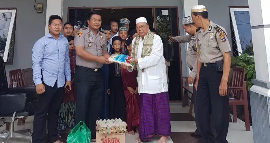 Seusai salat Jumat di Masjid Sentosa, jajaran Polsek Banjarmasin Barat membagikan bantuan sembako pada Panti Asuhan Sentosa, Jumat (17/1).